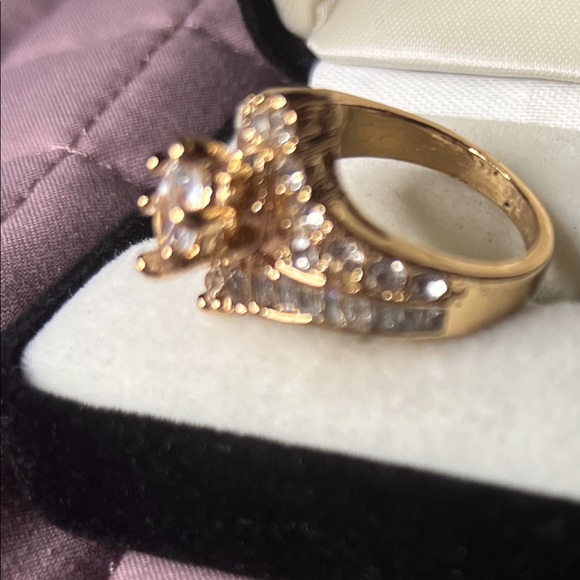 Sz. 8 One karat Faux Marquis center diamond look with several baguettes - Picture 6 of 10